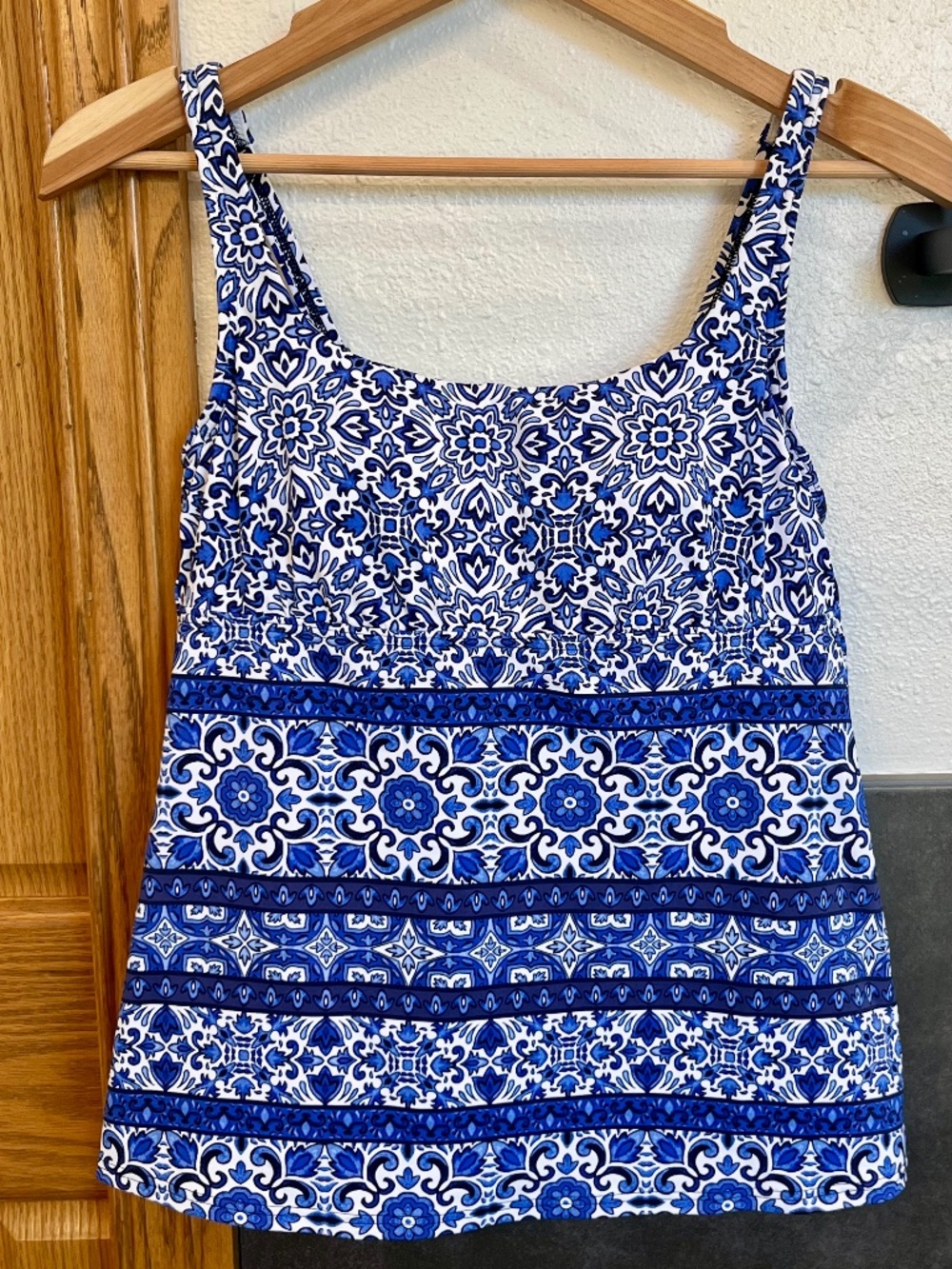 Lands’ End Blue and White Majolica Paisley Square Neck Tankini Swim Top Size 6